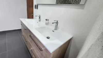 Un baño de Casa lujosa con cancha de básquet y alberca