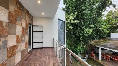 Un balcón o terraza de Casa lujosa con cancha de básquet y alberca