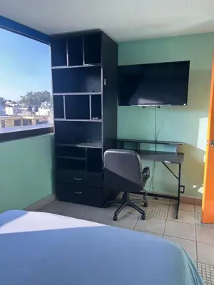 Una televisión o centro de entretenimiento en habitación uno