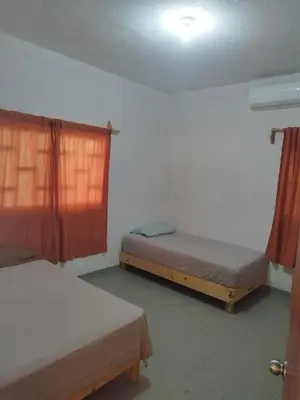 Cama o camas de una habitación en HABITACION PRIVADA CON AC, WiFi, TV, COCINA, BAÑO Y ESTACIONAMIENTO