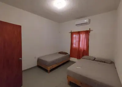 Cama o camas de una habitación en HABITACION PRIVADA CON AC, WiFi, TV, COCINA, BAÑO Y ESTACIONAMIENTO
