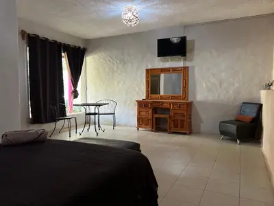 Una televisión o centro de entretenimiento en Calli Hotel Tepoztlán
