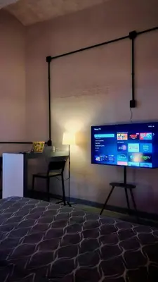Una televisión o centro de entretenimiento en The Mercedes Room