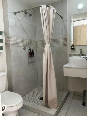 Un baño de Departamento cerca Aeropuerto CDMX foro GNP y metro a pasos