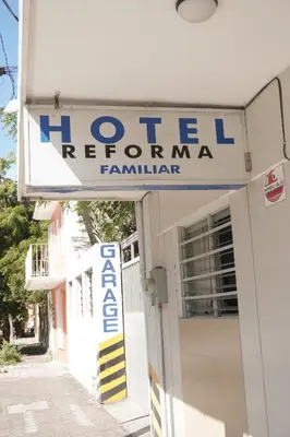 Certificado, premio, señal o documento que está expuesto en Hotel Reforma