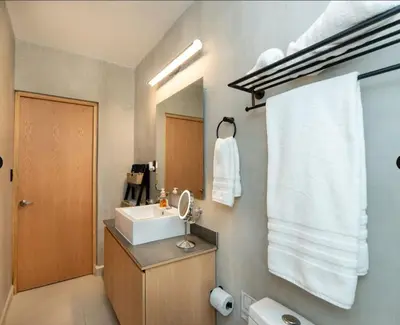 Un baño de Best of Both Worlds Close to Sta Cruz but QUIET