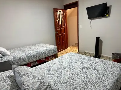 Una televisión o centro de entretenimiento en Casa Altamirano