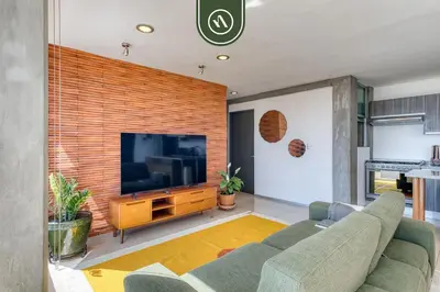 Una televisión o centro de entretenimiento en 3 BR Condo - Panoramic Views - 5 Min to Downtown