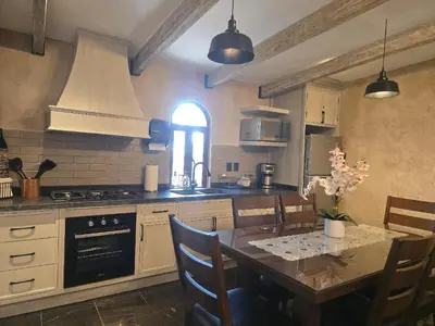 Una cocina o zona de cocina en Departamento Zeus: Estilo y Confort en Val’Quirico