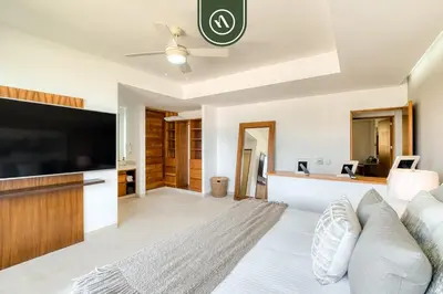 Una televisión o centro de entretenimiento en Luxury 4 BR Condo - Amazing Bay View - Pool