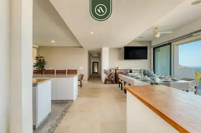 Una televisión o centro de entretenimiento en Luxury 4 BR Condo - Amazing Bay View - Pool