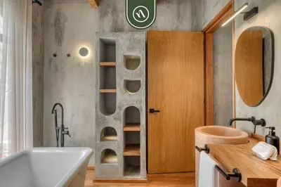 Un baño de Luxury 2 BR Condo in Downtown - AC - Peaceful