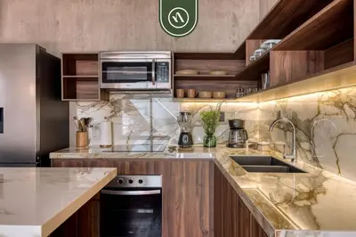 Una cocina o zona de cocina en Luxury 2 BR Condo in Downtown - AC - Peaceful
