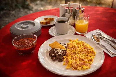 Comida en o cerca de este hotel