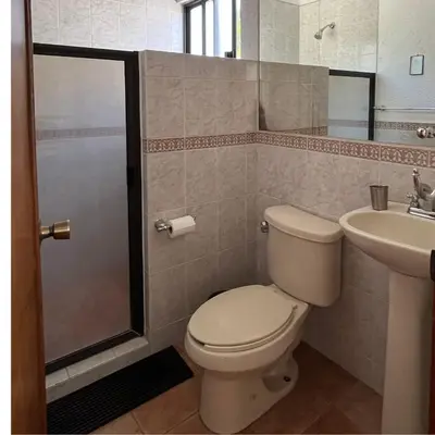 Un baño de Azalea Paradise - Heated Pool & Garden
