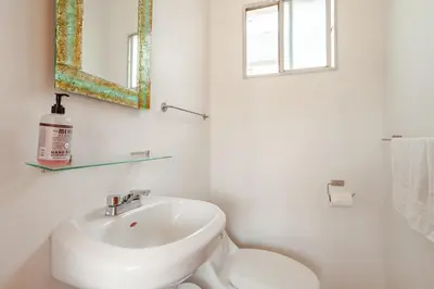 Un baño de Casa Villana - 5 minutes from Six Flags!