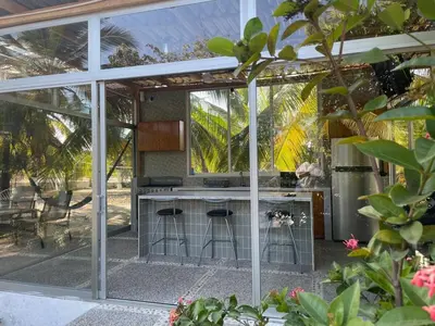 Jardín al aire libre en Luxury Beach House