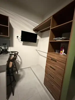 Una televisión o centro de entretenimiento en Nice centrally-located suite! #01
