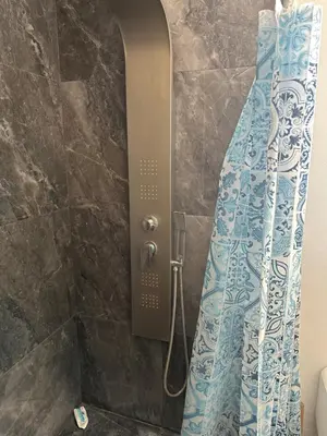 Un baño de Suite Ejecutiva FINSA con Baño Privado y Parking