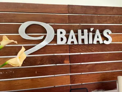 Certificado, premio, señal o documento que está expuesto en 9 Bahias Condos con club de playa
