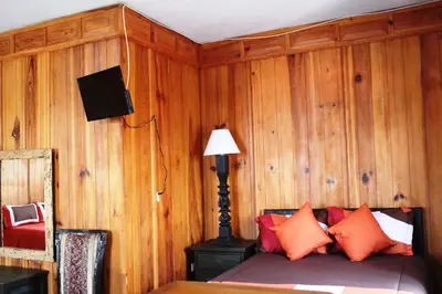 Una televisión o centro de entretenimiento en Hotel Vitorina
