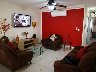 Una televisión o centro de entretenimiento en Marina Independence - Dpto K-01