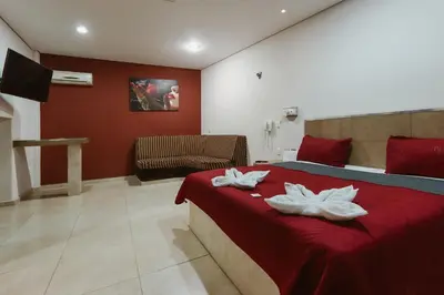 Una televisión o centro de entretenimiento en Auto Hotel Las Maravillas