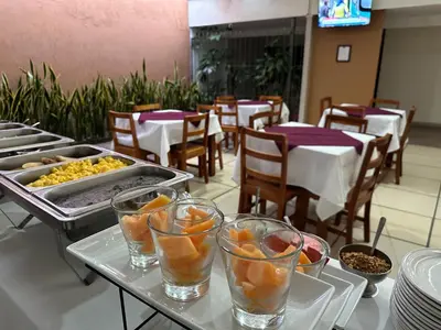 Comida en o cerca de este hotel