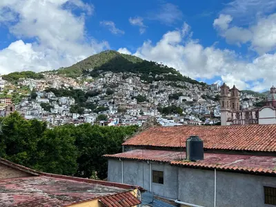 Vista general de una montaña o vista desde la habitación en casa particular