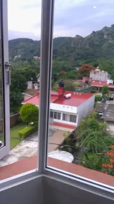 Vista general de una montaña o vista desde la posada u hostería