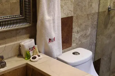 Un baño de Hotel Leones