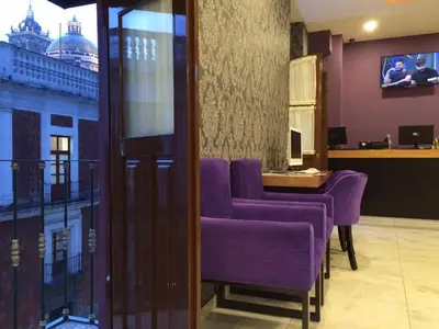 Una televisión o centro de entretenimiento en Hotel Leones