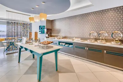 Comida en o cerca de este hotel