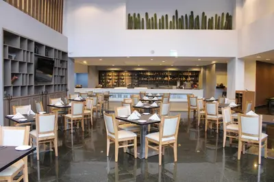 Un restaurante o sitio para comer en Holiday Inn Mexico Dali Airport by IHG