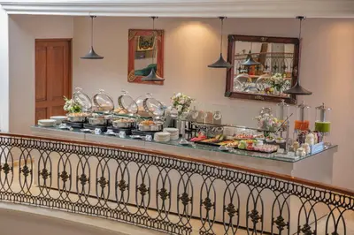 Comida en o cerca de este hotel