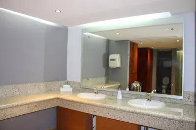 Un baño de Holiday Inn Puebla Finsa by IHG