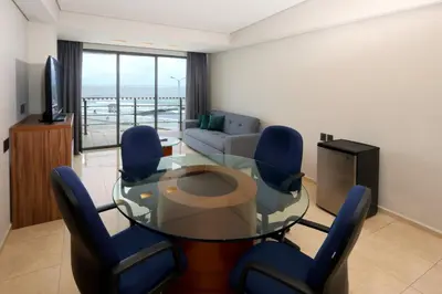 Una televisión o centro de entretenimiento en Holiday Inn Veracruz-Boca Del Rio by IHG