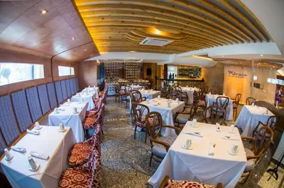 Un restaurante o sitio para comer en WeEnjoy Hotels Aeropuerto CDMX