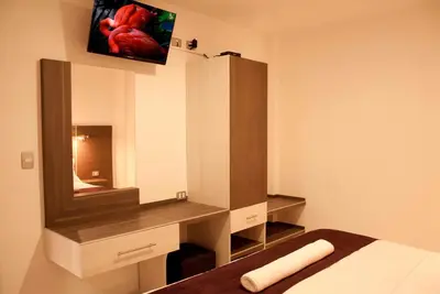 Una televisión o centro de entretenimiento en Hotel MS