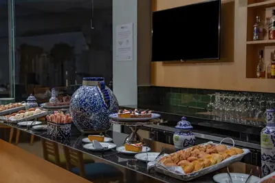 Comida en o cerca de este hotel