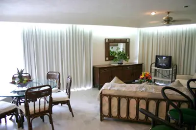 Una televisión o centro de entretenimiento en Hotel Suites Jazmín Acapulco