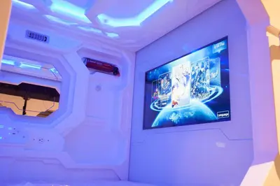 Una televisión o centro de entretenimiento en Izzzleep Aeropuerto Terminal 1