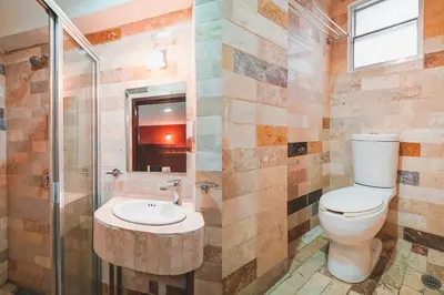 Un baño de Hotel Granda Inn