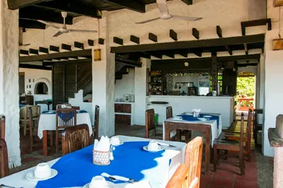 Un restaurante o sitio para comer en Hotel Arcoiris
