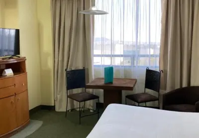 Una televisión o centro de entretenimiento en Hotel Real del Sur