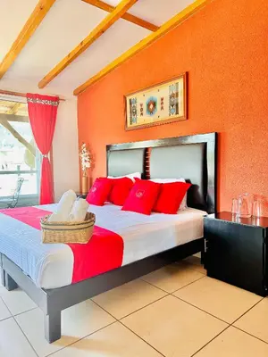 Cama o camas de una habitación en Hotel & Suites Cerro Roj0