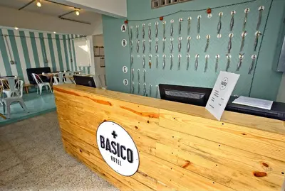 Certificado, premio, señal o documento que está expuesto en Mas Basico Hotel