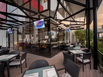 Un restaurante o sitio para comer en Ramada Encore by Wyndham Puebla