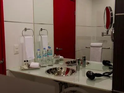 Un baño de Ramada Encore by Wyndham Puebla