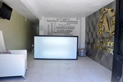Una televisión o centro de entretenimiento en Andrea´s Hotel Boutique